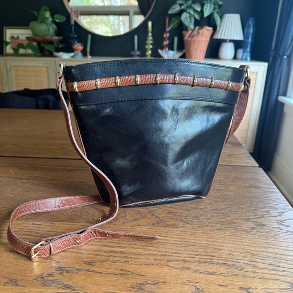 Italian Leather black detailed Vintage bucket style bag Crossbody Made in Italy - Picture 1 of 15